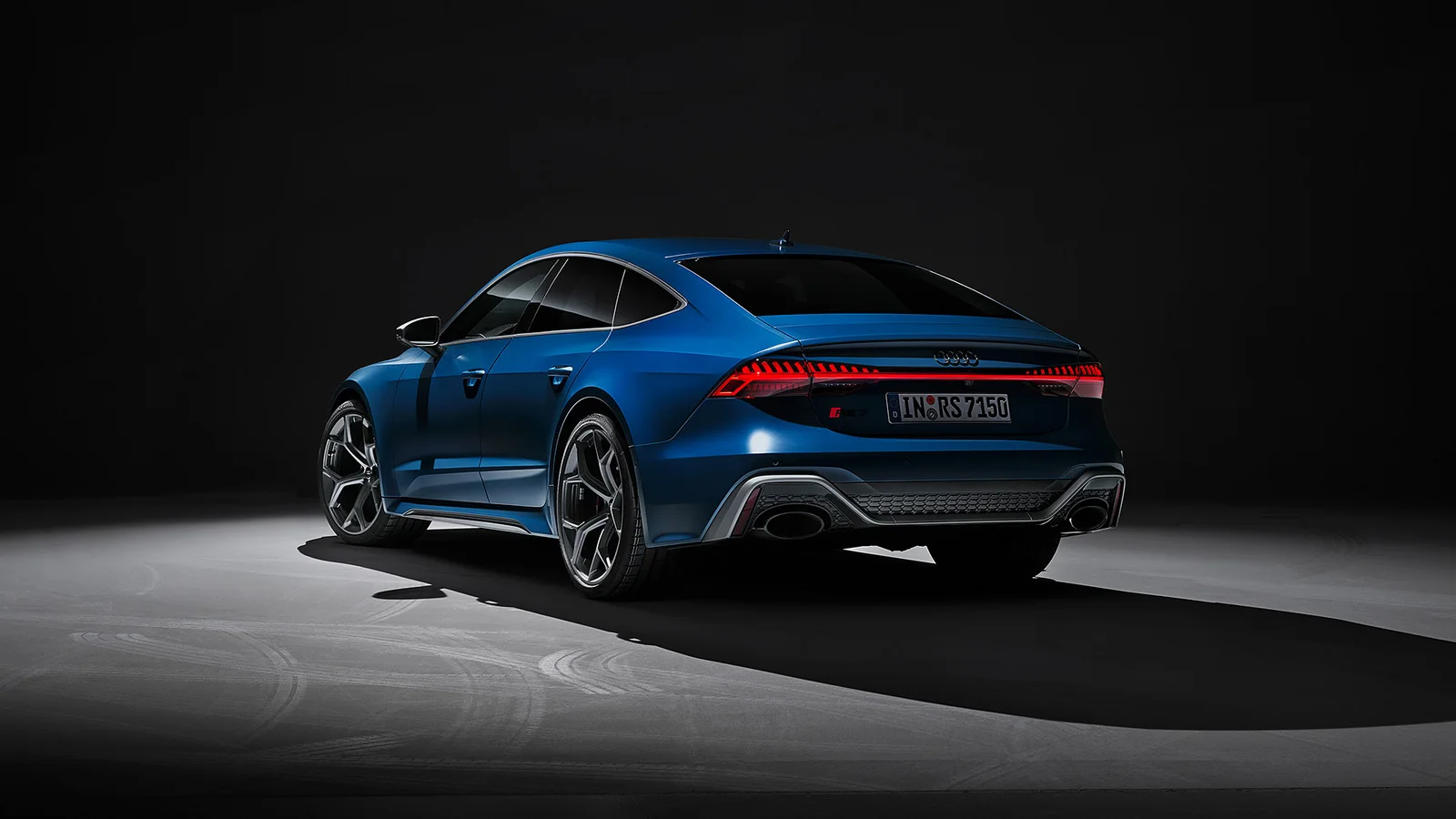 Blå Audi RS7 sedd bakifrån