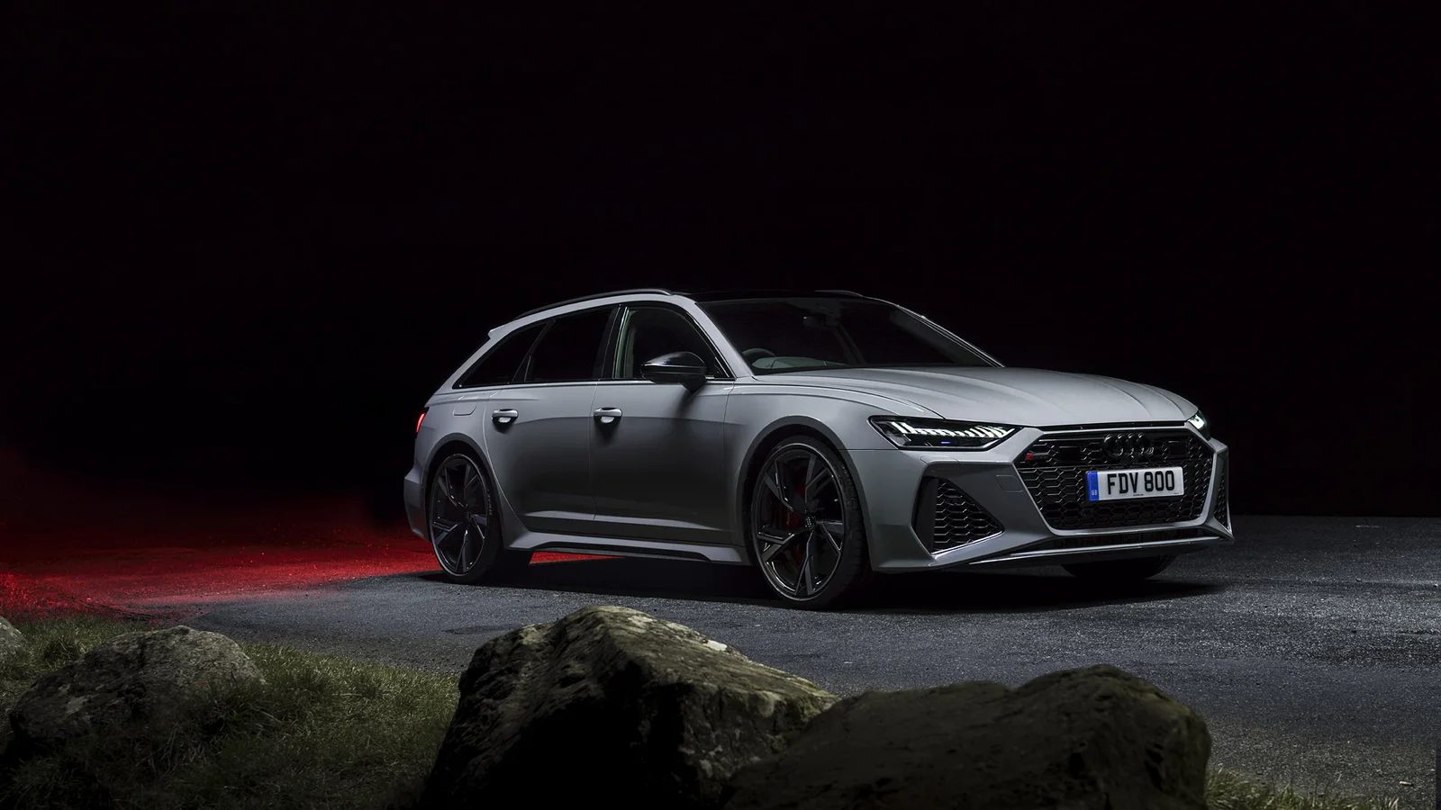 Silverfärgad Audi i mörk miljö