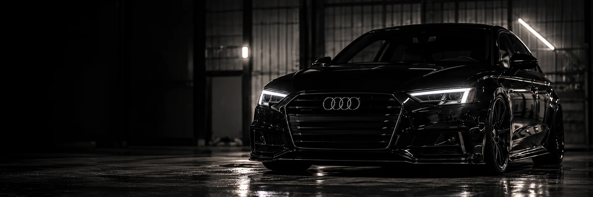 Svart Audi i en mörk verkstad